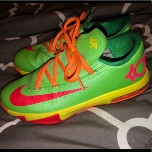 KD’s (kevin durants) neon green shoes